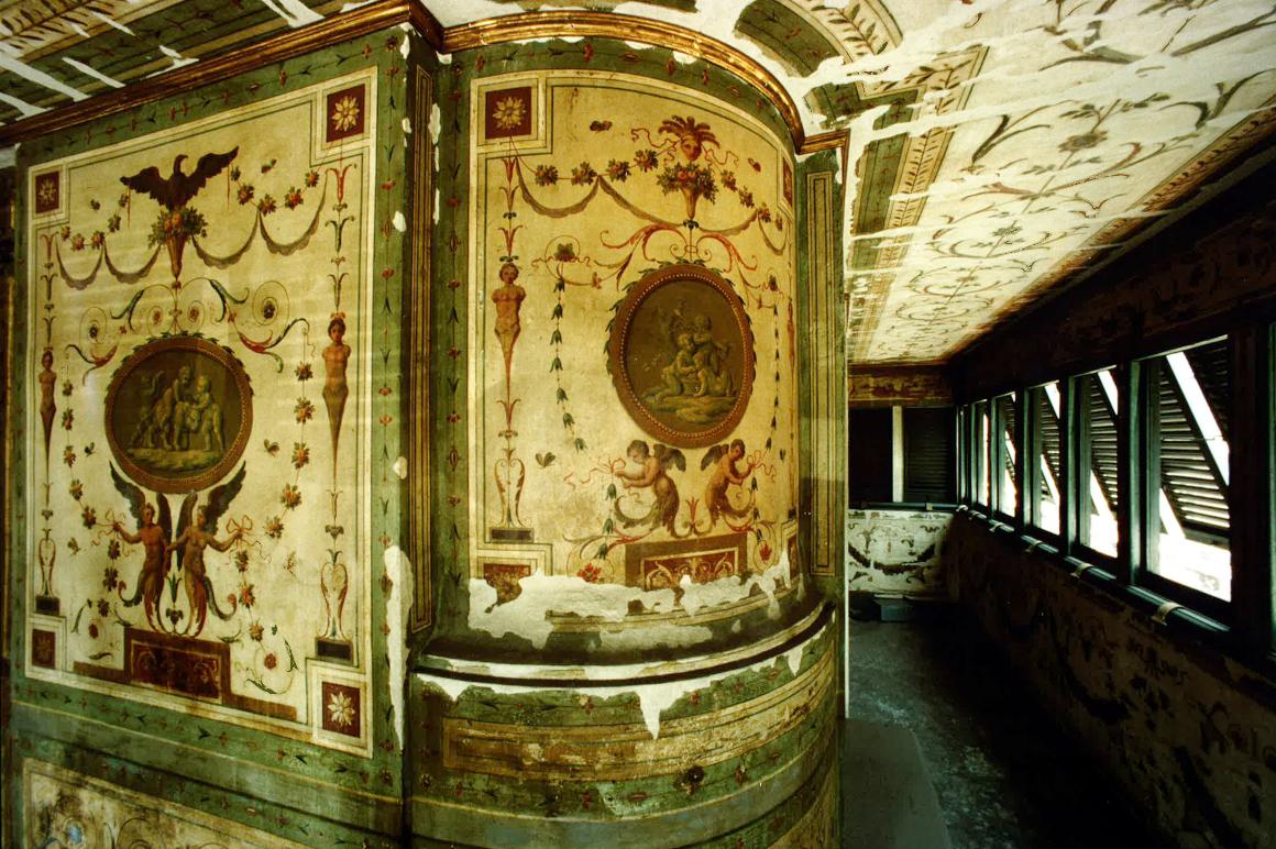 Il balconcino di palazzo Bonaparte durante il restauro
