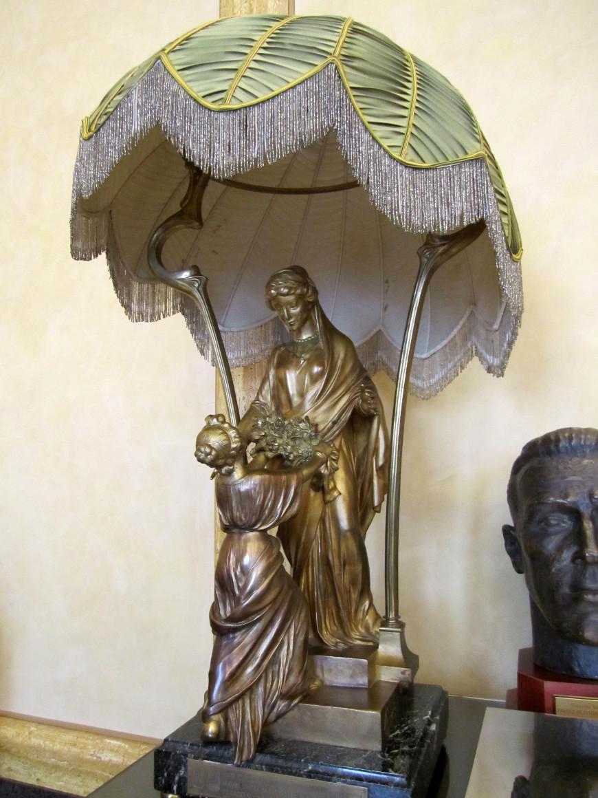 Lampada in bronzo donata dalla compagnia figlia rumena Generala [1906]