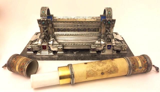 Cofano artistico in argento con rotolo portapergamena, dono della compagnia figlia 'Anonima Grandine' (Milano, 1906) / g. c. Luisa Pillon