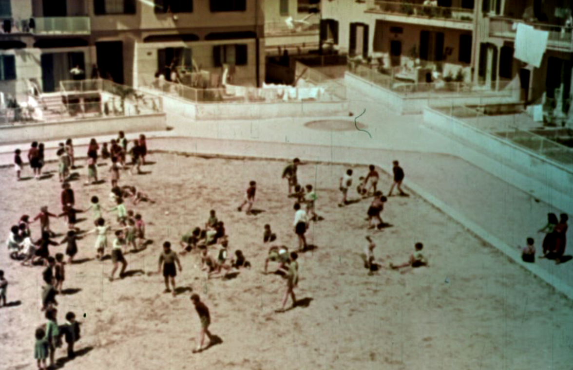 Frame di «Case per il popolo» con bambini che giocano nel nuovo quartiere Ina-Casa del Quadraro (1953)