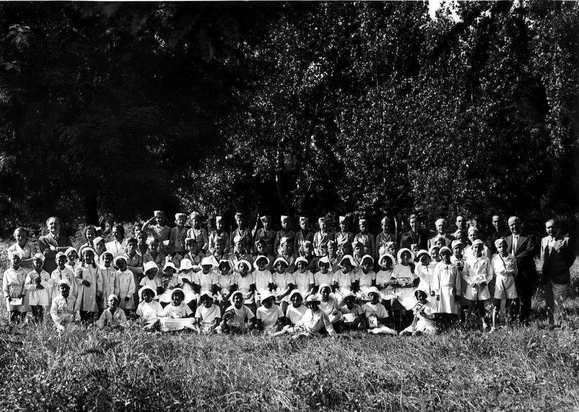 Bambini in colonia estiva in Veneto (Circolo aziendale INA, 1945)