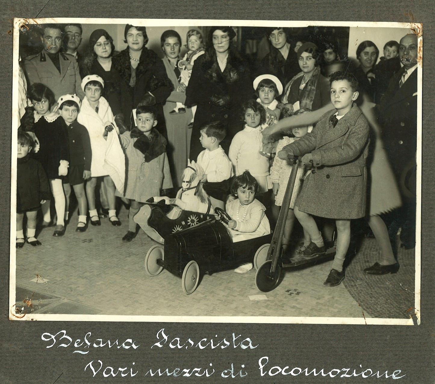 Festeggiamenti della Befana Fascista presso la sede del Dopolavoro aziendale INA (Roma, anni trenta del XX sec.)