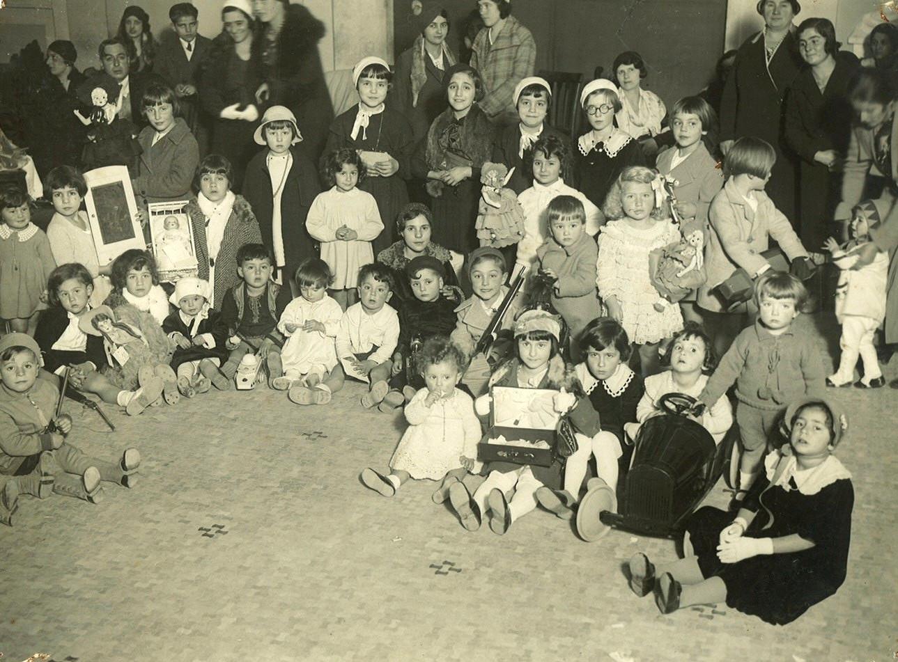 Festeggiamenti della Befana Fascista presso la sede del Dopolavoro aziendale INA (Roma, anni trenta del XX sec.)