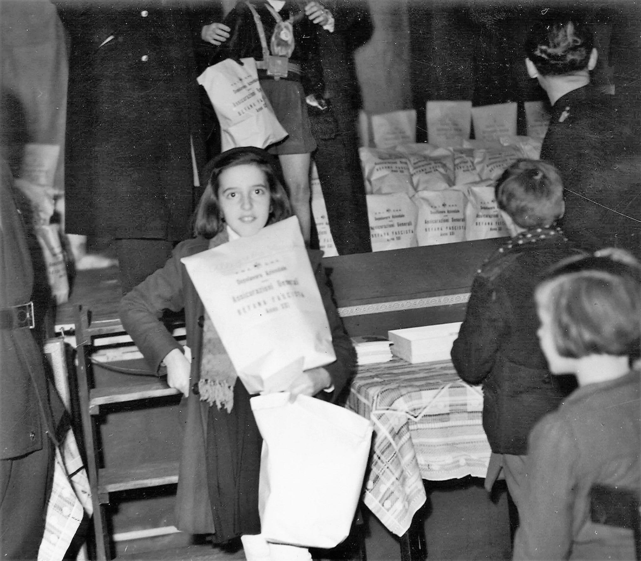 Festeggiamenti della Befana Fascista nella sala Duca d’Aosta di palazzo Stratti (Trieste, 1943)