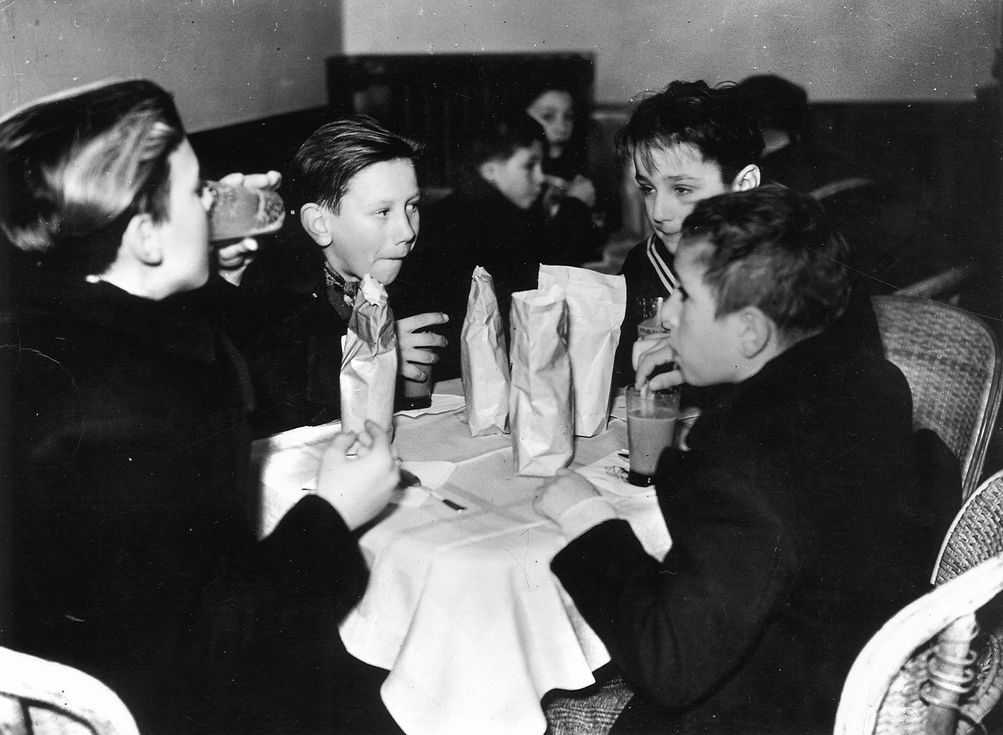 Celebrations of the Fascist Befana in the Palazzo Stratti’s Sala Duca d’Aosta (Trieste, 1941)