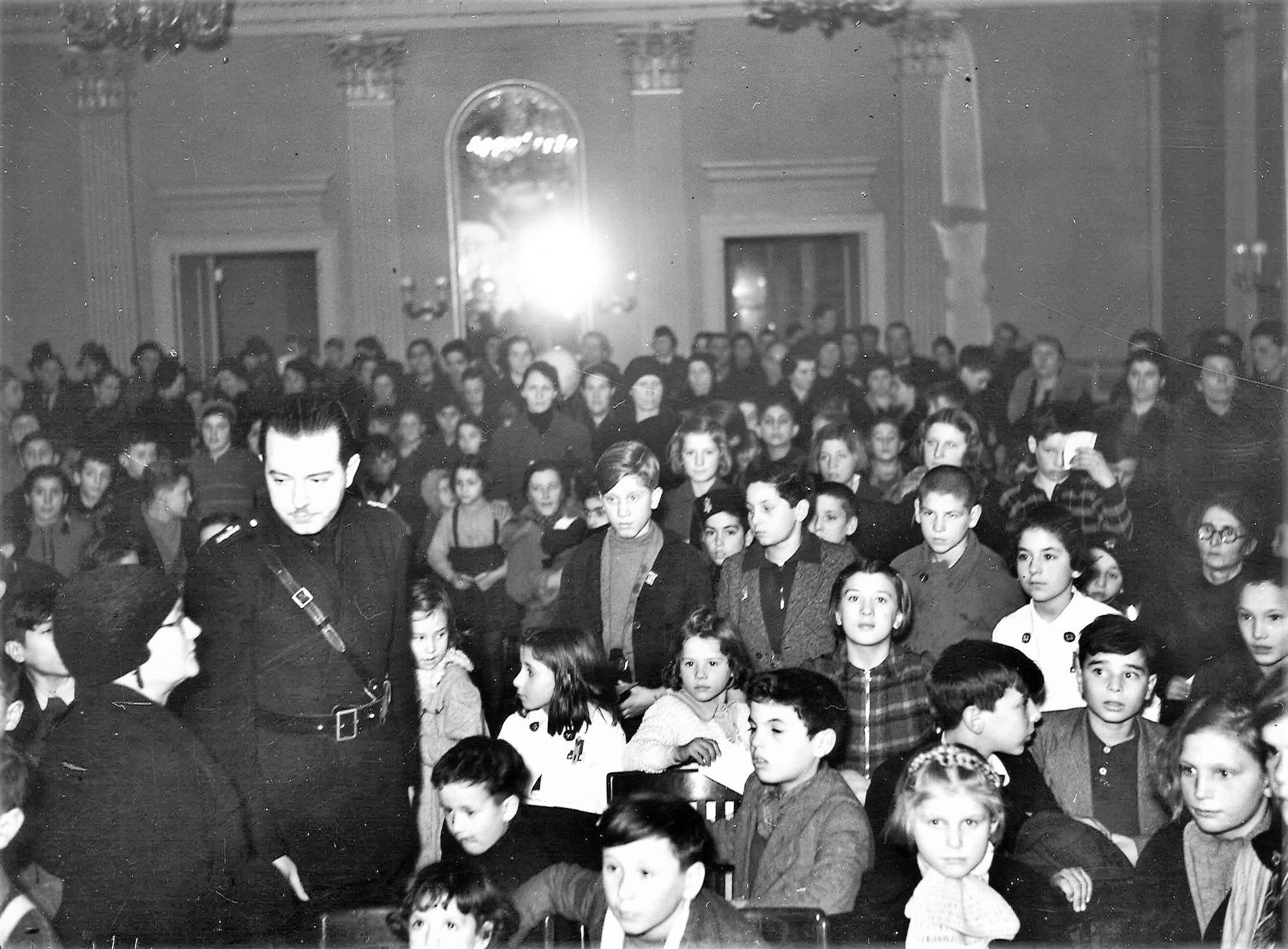 Festeggiamenti della Befana Fascista nella sala Duca d’Aosta di palazzo Stratti (Trieste, 1941)