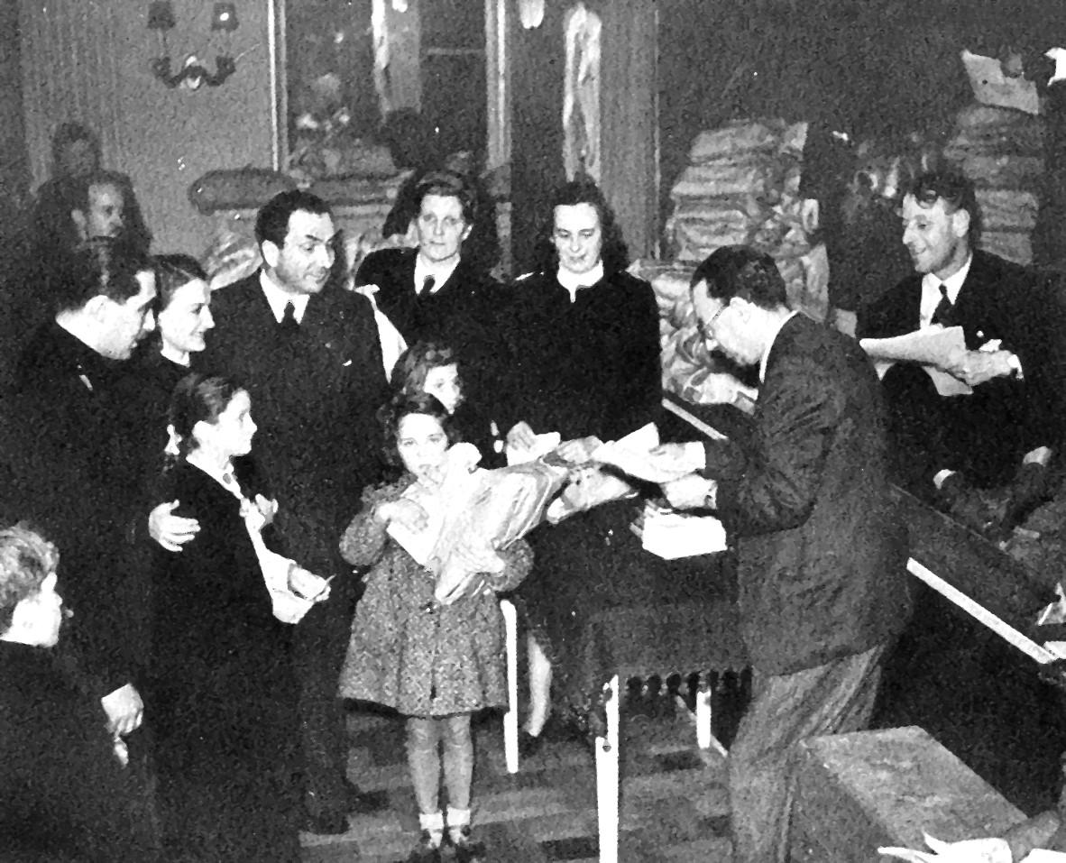 Festeggiamenti della Befana Fascista nella sala Duca d’Aosta di palazzo Stratti (Trieste, 1942)