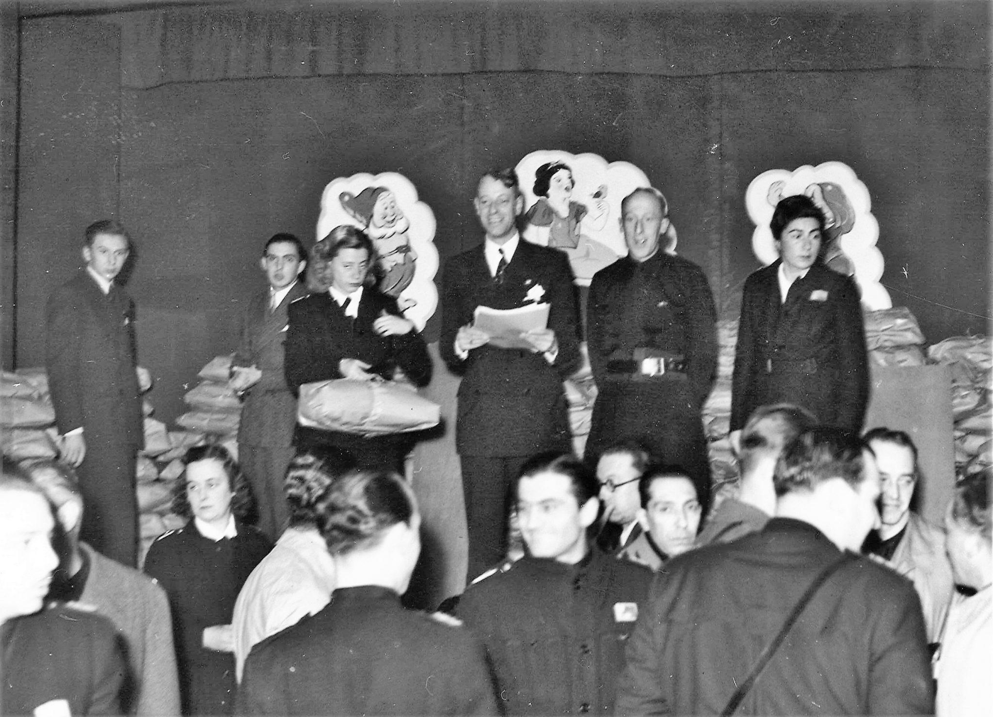 Festeggiamenti della Befana Fascista nella sala Duca d’Aosta di palazzo Stratti (Trieste, 1942)