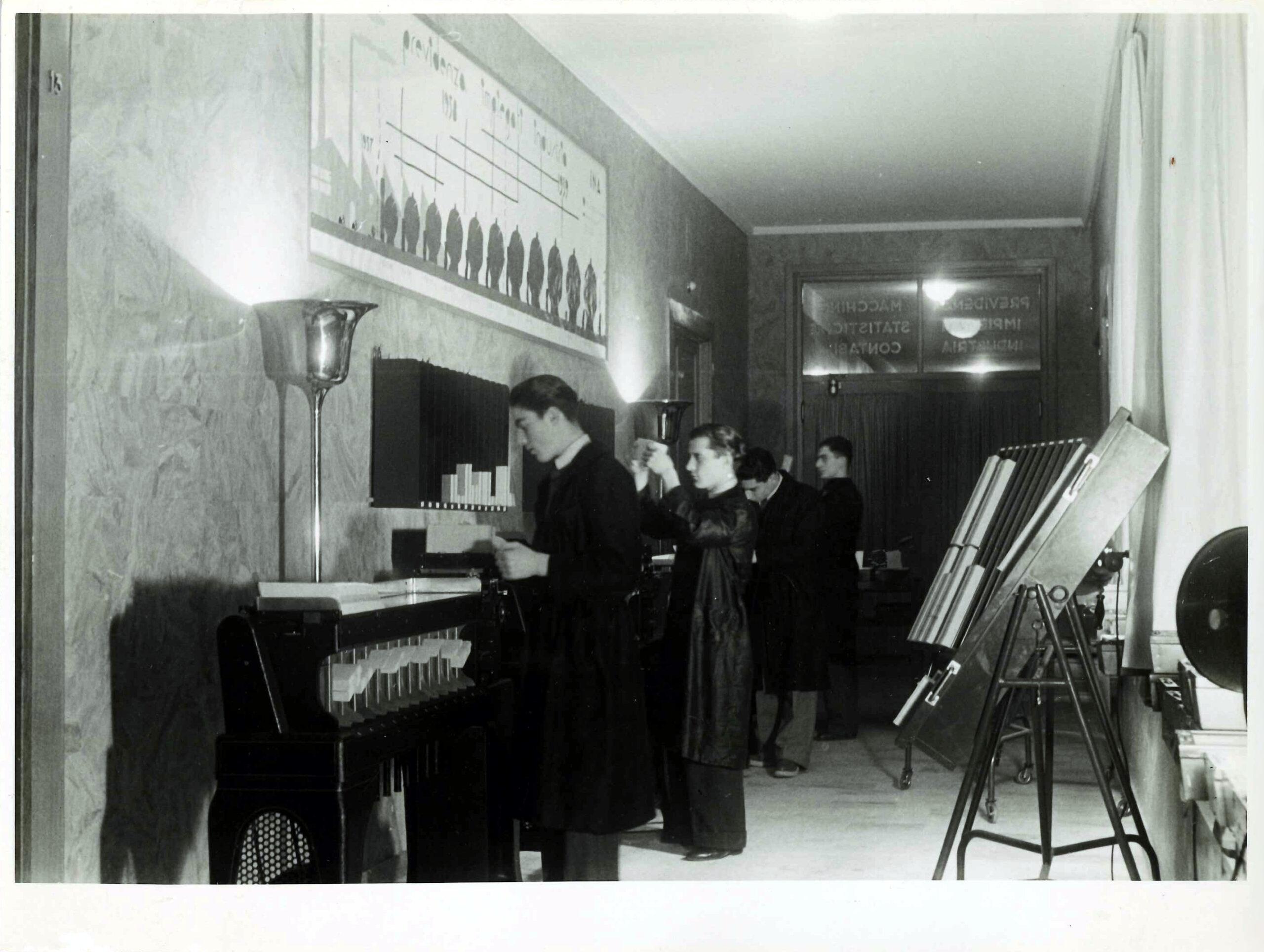 Selezionatrice in funzione presso la sede INA a Roma (1935)