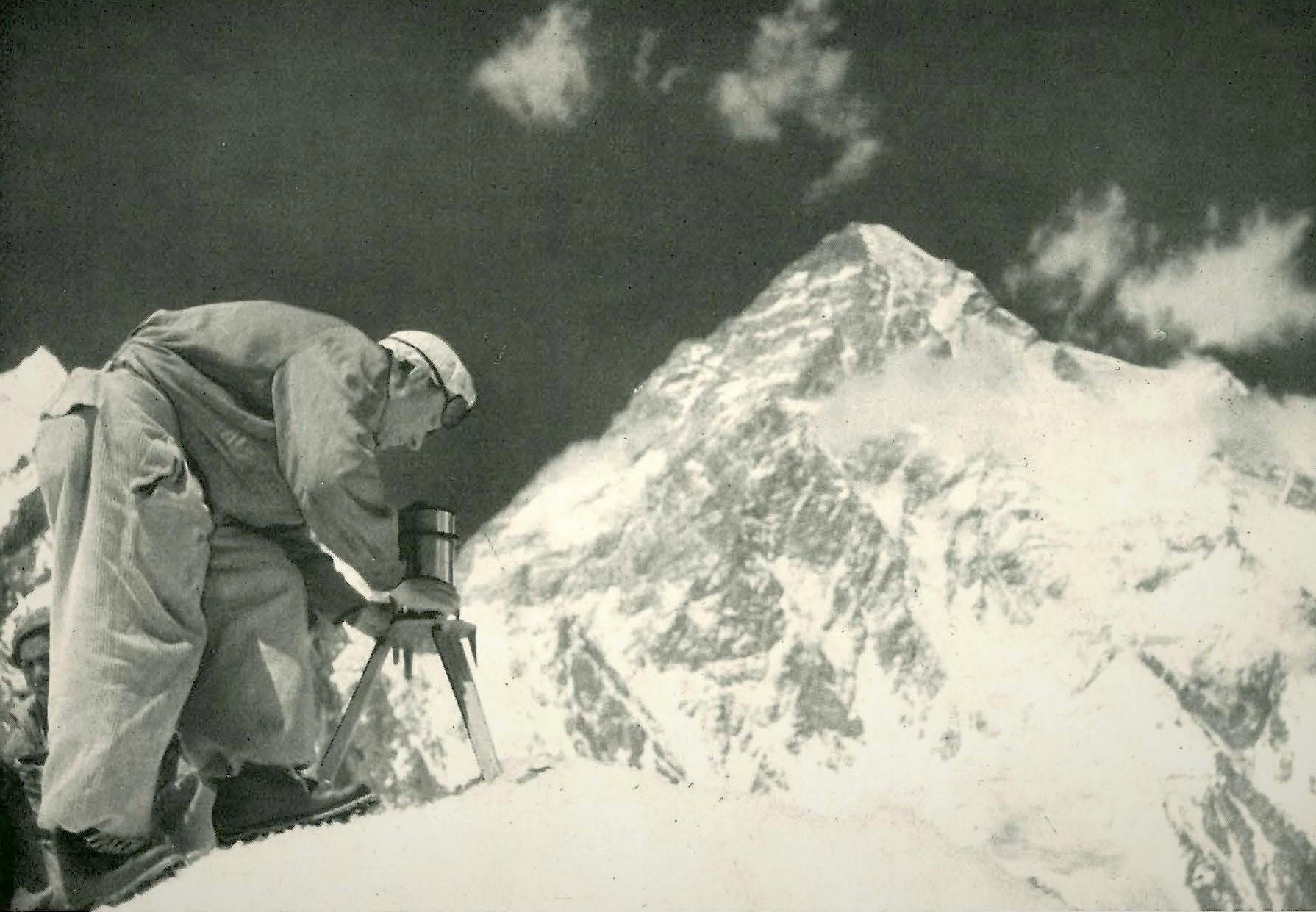 Antonio Marussi durante una rilevazione con il gravimetro sul ghiacciaio del Baltoro, 1954