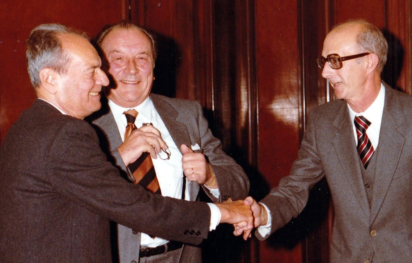 Bruno de Finetti (primo a sinistra), in occasione della sua nomina a presidente onorario di AMASES, Associazione Italiana di Matematica Applicata alle Scienze Sociali ed Economiche (Bologna, 1983) / per gentile concessione di AMASES