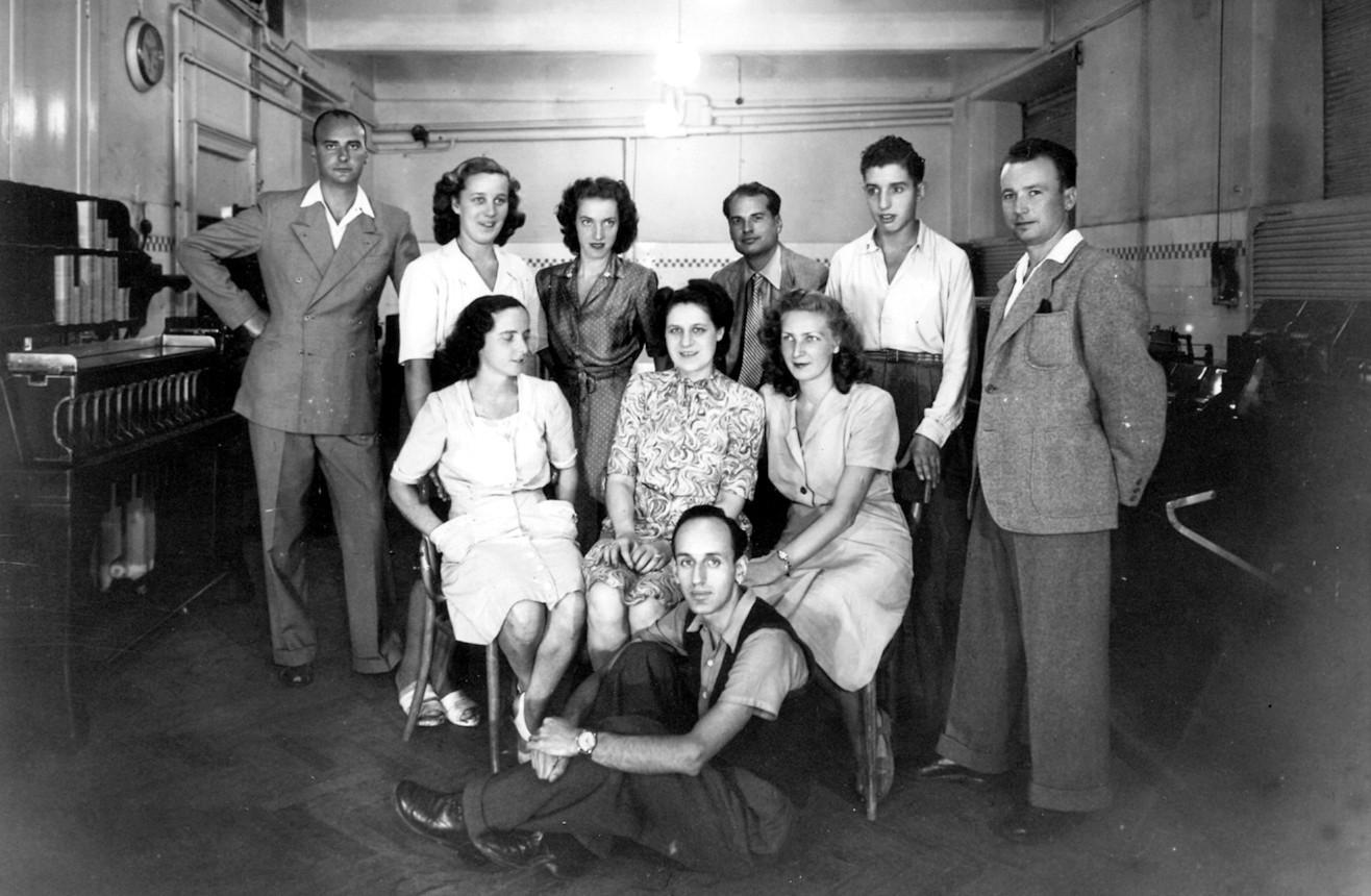Il reparto Hollerith di Generali nel 1946 (Bruno de Finetti è il terzo da destra in seconda fila) / per gentile concessione di Fulvia de Finetti