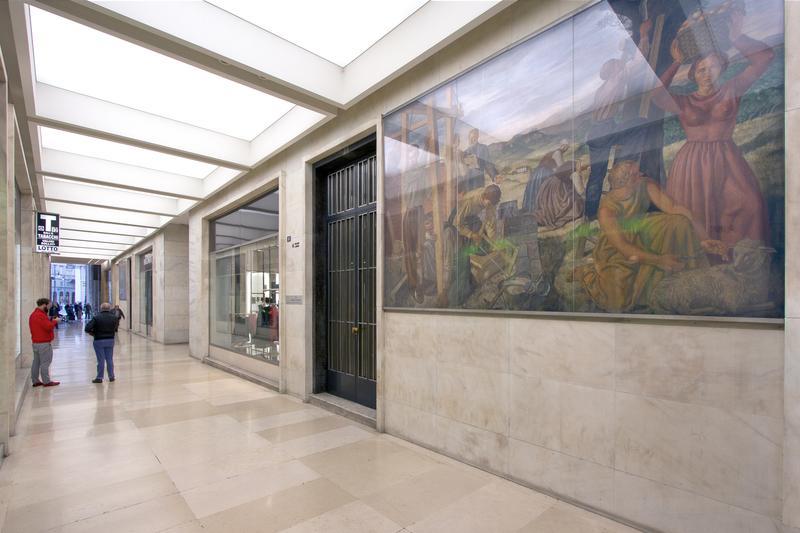 Palazzo Piacentini a Trieste, galleria Protti con uno degli affreschi di Carlo Sbisà / ph. Massimo Goina