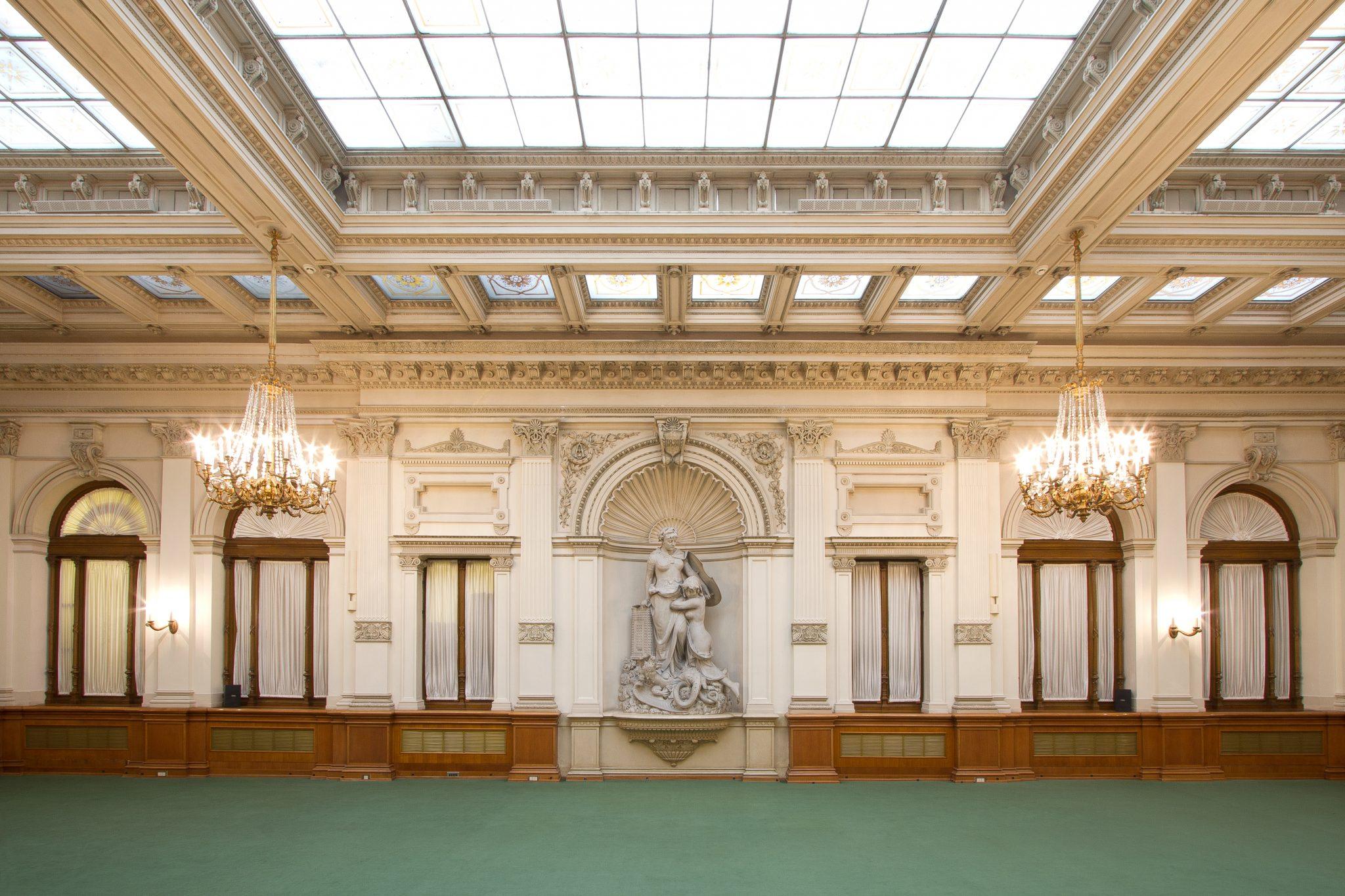 Palazzo Geiringer, sede direzionale di Assicurazioni Generali, salone delle assemblee con 'Allegoria dell'Assicurazione' (di Ivan Rendić) / ph. Massimo Goina.