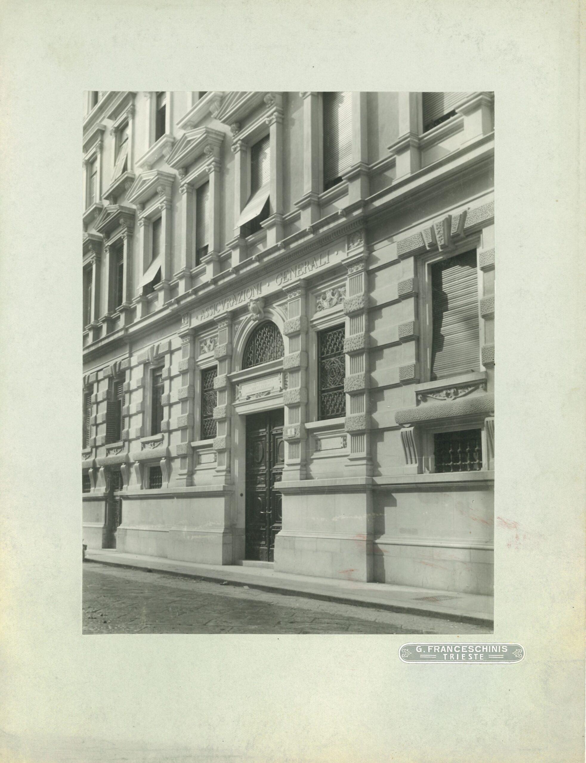Giuseppe Franceschinis – Trieste, Palazzo Geiringer, entrata di via Machiavelli, 4 (1910)