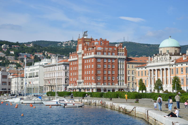 Palazzo Geiringer, Palazzo Berlam e Palazzo Carciotti sulle rive di Trieste, (2020) / ph. Loud Adv
