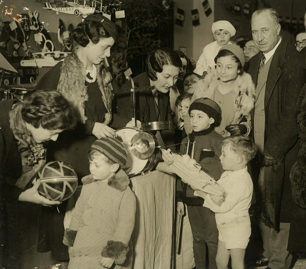 Festeggiamenti della Befana Fascista presso la sede del Dopolavoro aziendale INA (Roma, anni trenta del XX sec.)