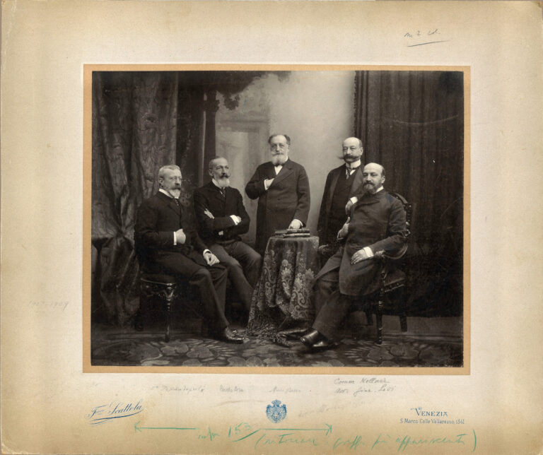 Marco Besso e la Direzione veneta: da sinistra il vicedirettore Nicolò Papadopoli, il segretario sostituto Carlo Ara, Marco Besso, il segretario Arturo Kellner e il vicedirettore Giacomo Levi [1896-1907]