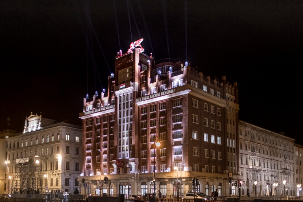 Palazzo Berlam illuminato in occasione di Barcolana (Trieste, ottobre 2021)