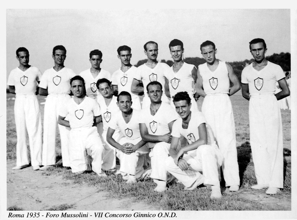 Atleti dell’Opera nazionale dopolavoro Assitalia al foro Italico (Roma, 1935) / g. c. Associazione lavoratori anziani Gruppo Generali di Roma