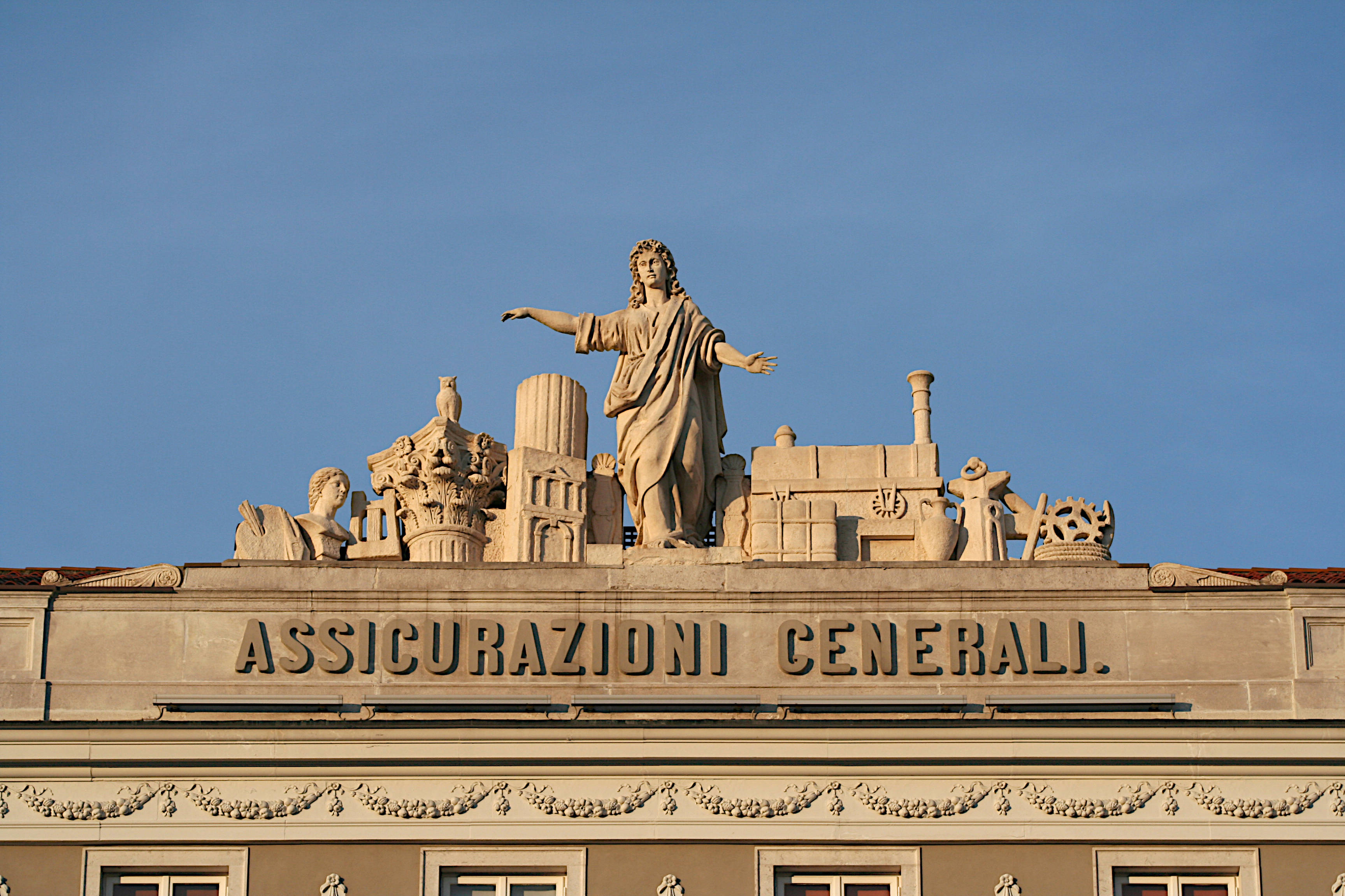 The sculptural group on the façade of Palazzo Stratti / Ph. Massimo Goina (2019)