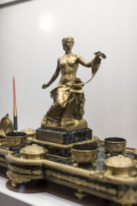 Calamaio in bronzo dorato con allegoria della Storia, dono della compagnia figlia 'Anonima Infortuni' / ph. Giuliano Koren