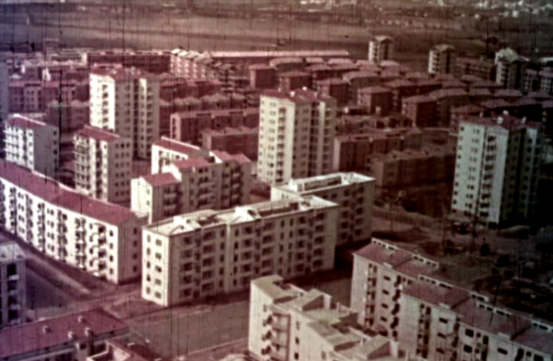 Frame di «Case per il popolo» con vista del Piano Ina-Casa al Quadraro (1953)