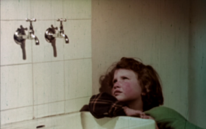 Frame di «Case per il popolo» con Mariuccia nella nuova casa (1953)