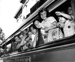 Bambini in partenza per la colonia estiva in Trentino (Circolo aziendale INA, 1956)