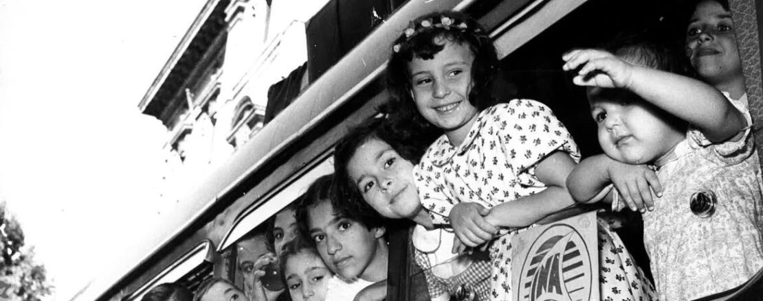 Bambini in partenza per la colonia estiva in Trentino (Circolo aziendale INA, 1956)