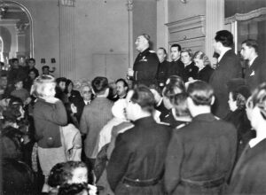 Festeggiamenti della Befana Fascista nella sala Duca d’Aosta di palazzo Stratti (Trieste, 1941)