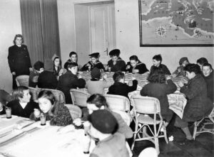 Festeggiamenti della Befana Fascista nella sala Duca d’Aosta di palazzo Stratti (Trieste, 1941)
