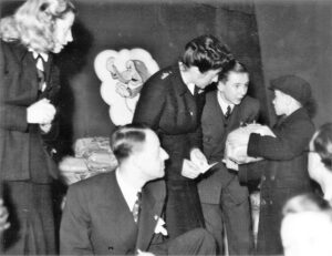 Festeggiamenti della Befana Fascista nella sala Duca d’Aosta di palazzo Stratti (Trieste, 1942)