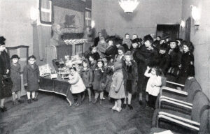 Festeggiamenti della Befana Fascista presso la sede del Dopolavoro aziendale Franco Chiais (Venezia, 1941)