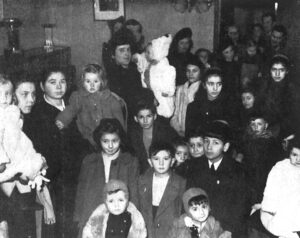 Festeggiamenti della Befana Fascista presso la sede del Dopolavoro aziendale Franco Chiais (Venezia, 1942)