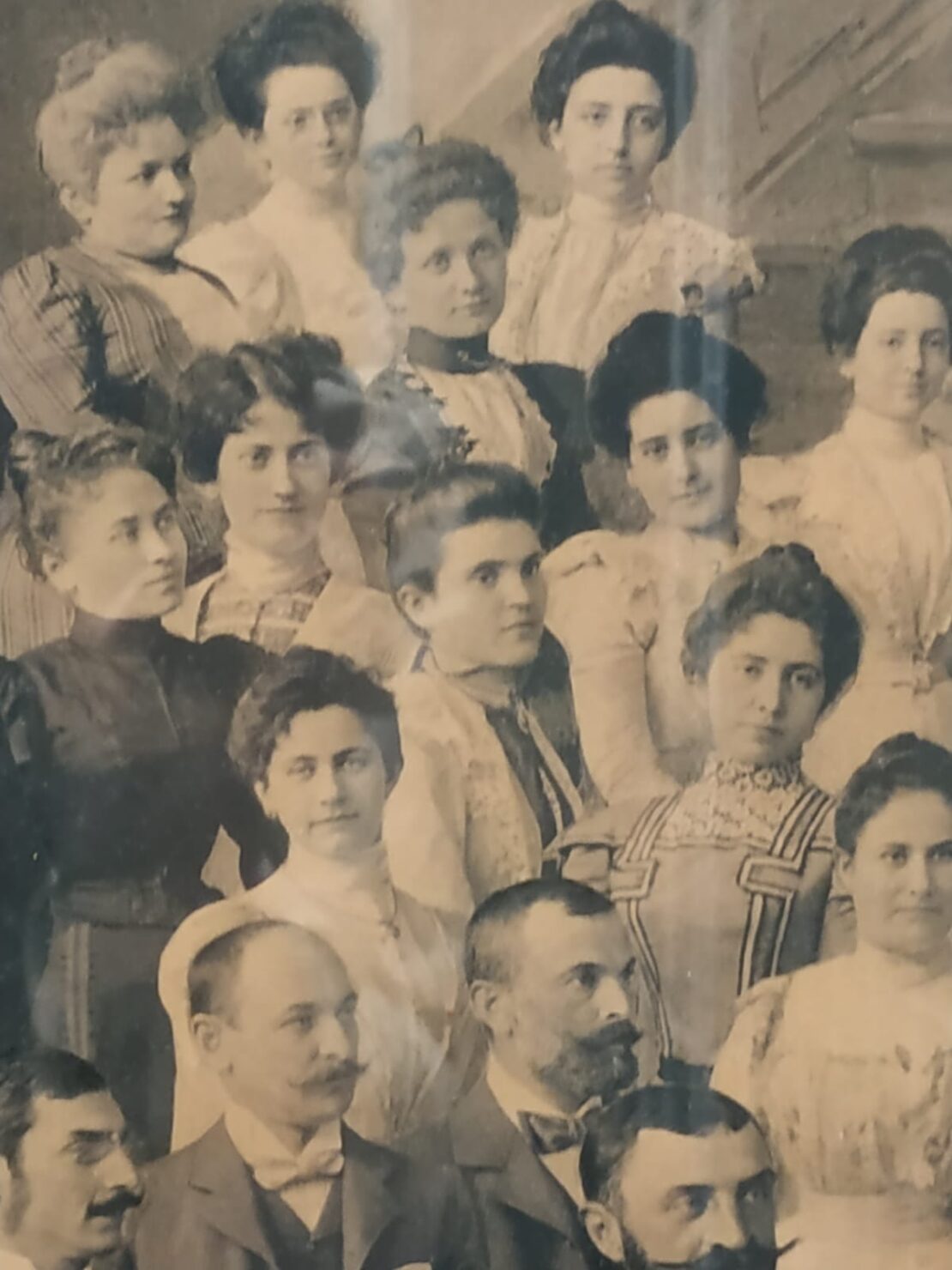 The staff of the Budapest branch portraied in a photograph donated to Secretary General Edmondo Richetti (Budapest, 1899), detail of the female employees