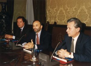 Il direttore della comunicazione Armando Zimolo (a sinistra) e il vicedirettore generale Benito Pagnanelli (a destra) danno il benvenuto al primo astronauta italiano, Franco Malerba, assicurato dalla Compagnia (Roma, 14 dicembre 1993)