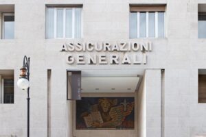Palazzo Piacentini a Trieste: entrata da Corso Italia e affresco di Gino de Finetti / ph. Massimo Goina