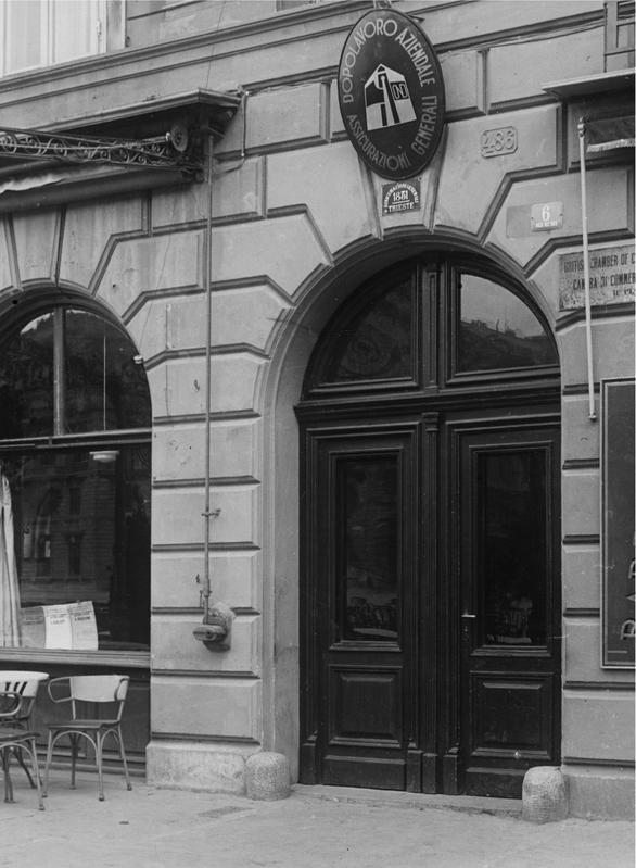 Palazzo Stratti, entrata del Circolo aziendale di Generali (1935)