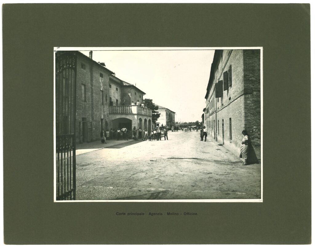 Ca’ Corniani, Caorle, main courtyard — agency — mill / ph. Ferruzzi, Venice [1st half of 20th century]